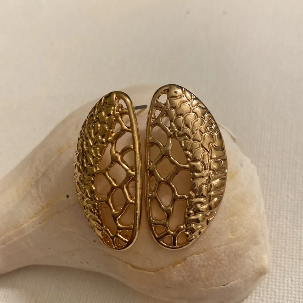 Lisa Freede Gold Textured Earrings - Picture 3 of 3